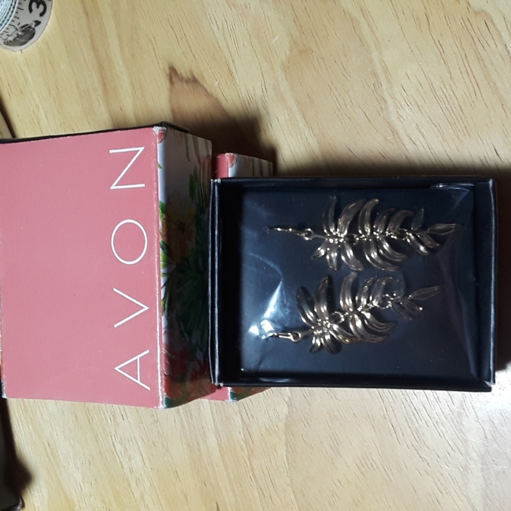 New Avon Palm Leaf Dangling Goldtone Earrings